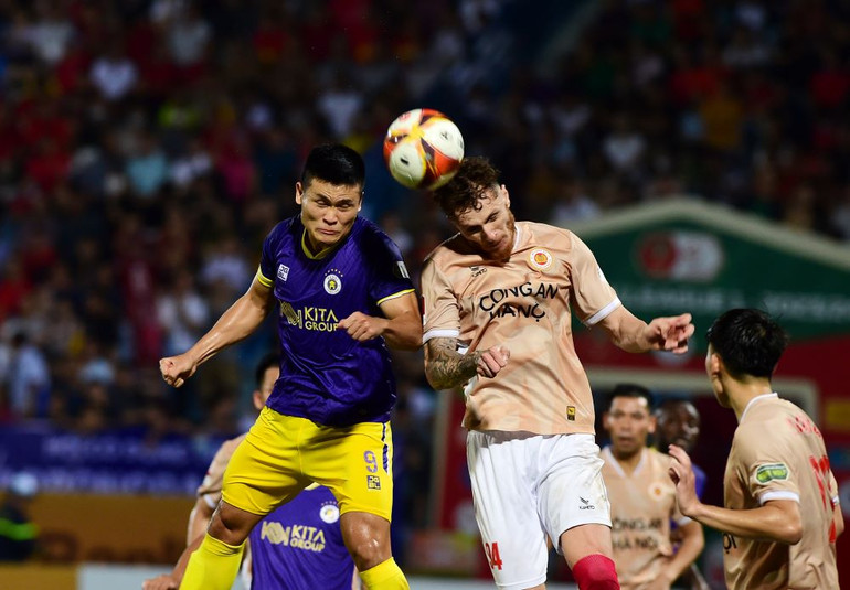 Pha tranh bóng giữa cầu thủ đội Công an Hà Nội (nâu) với cầu thủ đội Hà Nội