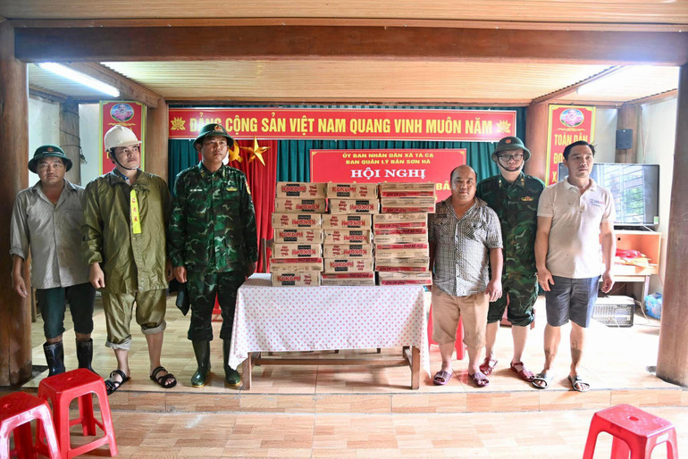 Đại diện BĐBP Nghệ An trao tặng mì tôm cho xã Tà Cạ. Đại diện BĐBP Nghệ An trao tặng mì tôm cho xã Tà Cạ.