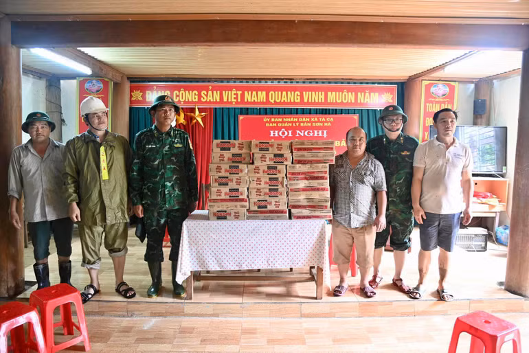 Đại diện BĐBP Nghệ An trao tặng mì tôm cho xã Tà Cạ.