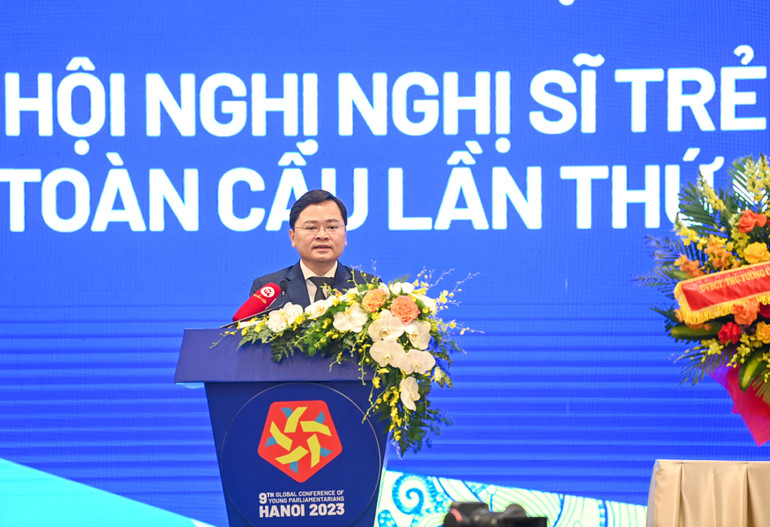 Chủ tịch Nhóm đại biểu Quốc hội trẻ khóa XV Nguyễn Anh Tuấn phát biểu tại lễ khai mạc.