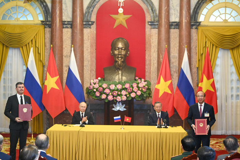 Chủ tịch nước Tô Lâm và Tổng thống Liên bang Nga Vladimir Putin chứng kiến lễ trao Thỏa thuận hợp tác trao đổi khoa học giữa Viện hàn lâm Khoa học xã hội Việt Nam và Học viện Kinh tế quốc dân và Hành chính công trực thuộc Tổng thống Nga (RANEPA).