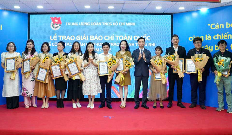 Các tác giả, nhóm tác giả nhận giải tại buổi lễ.