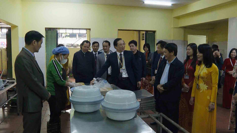 Thăm khu nhà ăn của học sinh Trường dự bị đại học dân tộc Trung ương.