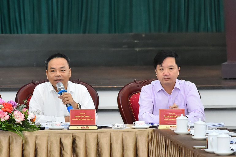 Tiếp sau lễ khai mạc hội nghị, đồng chí Đinh Như Hoan, Phó Tổng Biên tập Báo Nhân Dân điều hành nội dung thảo luận giữa đại diện các cơ quan thường trực, phóng viên thường trú các tỉnh, thành phố, các ban, ấn phẩm, đơn vị của Báo Nhân Dân.