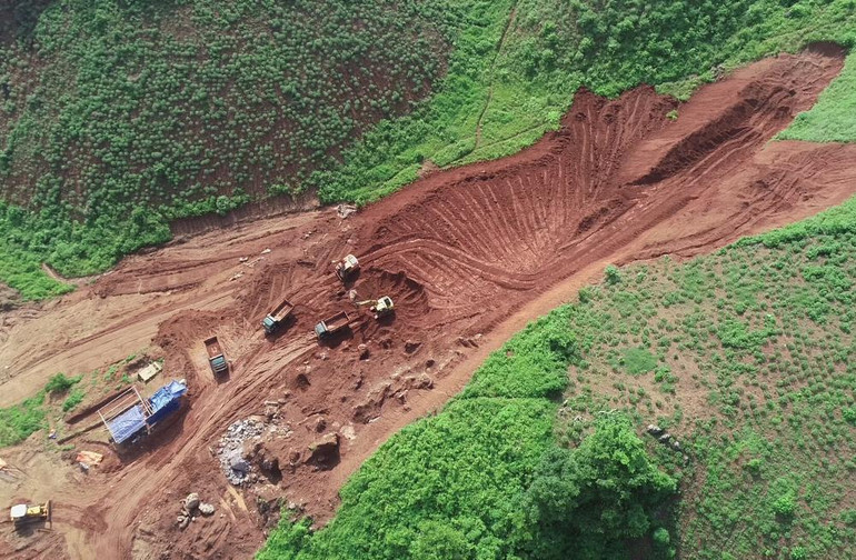 Việc san ủi tiếp tục được tiến vào phía các quả đồi.