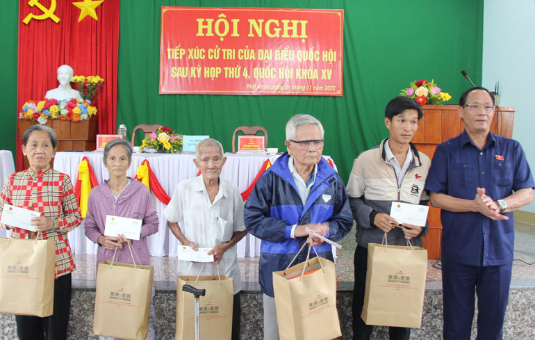 Phó Chủ tịch Quốc hội Trần Quang Phương tặng quà cho các gia đình có hoàn cảnh khó khăn ở thị xã Đức Phổ.