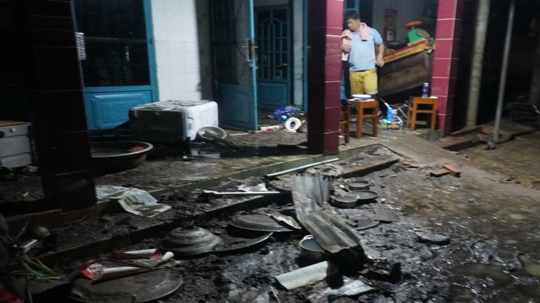 Tài sản bên trong một nhà người dân hư hỏng nặng sau trận ngập.