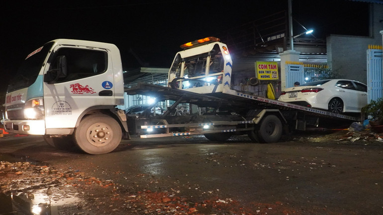 Lực lượng chức năng đưa ô-tô hư hỏng đi sửa chữa.