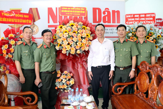 Đoàn đại diện lãnh đạo Công an tỉnh Đồng Nai chúc mừng Văn phòng Báo Nhân Dân tại Đồng Nai.