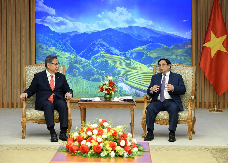 Tại buổi tiếp, Thủ tướng đánh giá cao ý nghĩa chuyến thăm Việt Nam của Bộ trưởng Park Jin trong năm kỷ niệm 30 năm thiết lập quan hệ ngoại giao Việt Nam-Hàn Quốc; khẳng định việc tiếp tục thúc đẩy mạnh mẽ, thực chất, hiệu quả và sâu rộng hơn nữa quan hệ hợp tác hai nước là quyết tâm chung của Chính phủ, nhân dân Việt Nam.