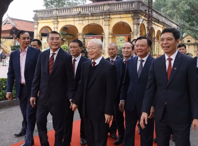 Tổng Bí thư Nguyễn Phú Trọng đến dâng hương tại Khu di tích Hoàng thành Thăng Long. Tổng Bí thư Nguyễn Phú Trọng đến dâng hương tại Khu di tích Hoàng thành Thăng Long.