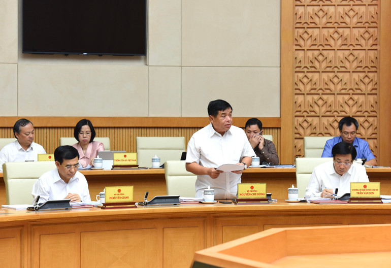 Bộ trưởng Bộ Kế hoạch và Đầu tư Nguyễn Chí Dũng báo cáo tình hình kinh tế-xã hội.