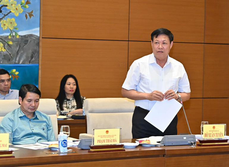 Thứ trưởng Y tế Đỗ Xuân Tuyên phát biểu ý kiến tại Tọa đàm.