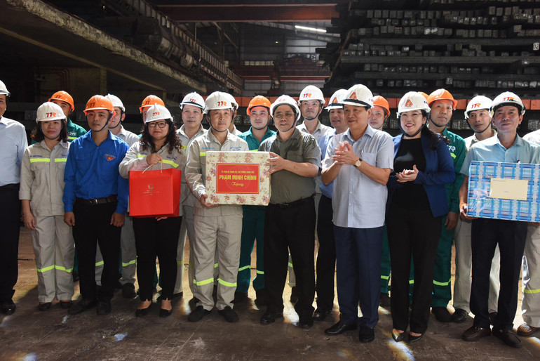 Thủ tướng Phạm Minh Chính thăm hỏi và tặng quà cho công nhân Nhà máy Cán thép Thái Trung.