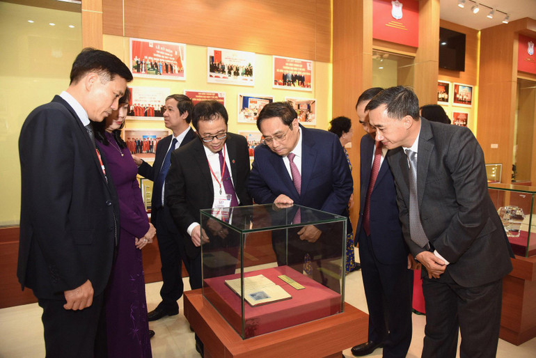 Thủ tướng Phạm Minh Chính thăm Phòng truyền thống của Trường Đại học Y Hà Nội.