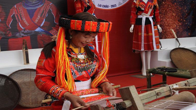 Nghệ nhân Pù Thị Xé, dân tộc Pà Thẻn, huyện Lâm Bình, tỉnh Tuyên Quang trình diễn văn hóa thêu dệt của dân tộc mình.