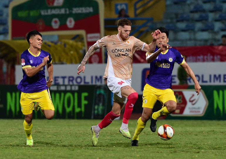 Hà Nội FC nỗ lực tấn công và tạo ra một số cơ hội ăn bàn. Tuy nhiên, trong một ngày kém duyên, các chân sút của đội bóng áo tím không tài nào tìm được đường vào khung thành đối phương. Tỷ số chung cuộc của trận đấu là 2-0 và Hà Nội FC chính thức tạm thời tụt xuống cuối bảng với 0 điểm sau 2 trận và hiệu số -4.