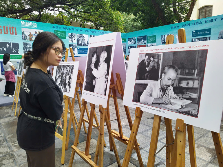 Bạn Lê Thùy Dung say mê tìm hiểu các thông tin về cuộc đời sự nghiệp Chủ tịch Hồ Chí Minh tại triển lãm. Bạn Lê Thùy Dung say mê tìm hiểu các thông tin về cuộc đời sự nghiệp Chủ tịch Hồ Chí Minh tại triển lãm.