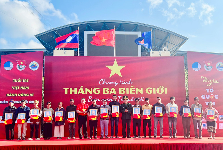 Ban tổ chức tặng cờ Tổ quốc và ảnh Bác Hồ cho các hộ dân tham gia bảo vệ đường biên.