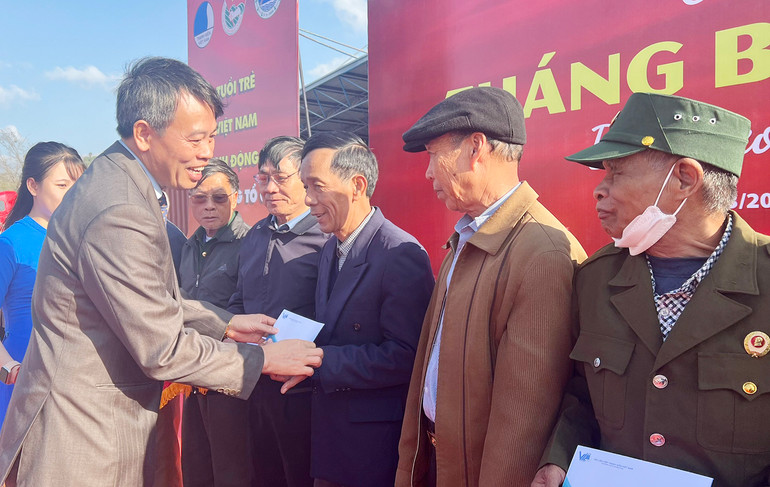 Lãnh đạo tỉnh Quảng Trị tặng quà cho các gia đình chính sách, khó khăn.