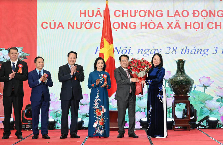 Phó Chủ tịch nước Võ Thị Ánh Xuân tặng hoa chúc mừng Ban Dân nguyện.