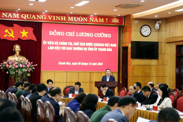 Chủ tịch Ủy ban nhân dân tỉnh Thanh Hóa Đỗ Minh Tuấn trình bày báo cáo. Chủ tịch Ủy ban nhân dân tỉnh Thanh Hóa Đỗ Minh Tuấn trình bày báo cáo.