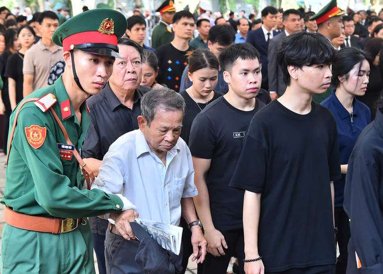 Ban Tổ chức Lễ Quốc tang bố trí nhiều lực lượng để hỗ trợ người cao tuổi.