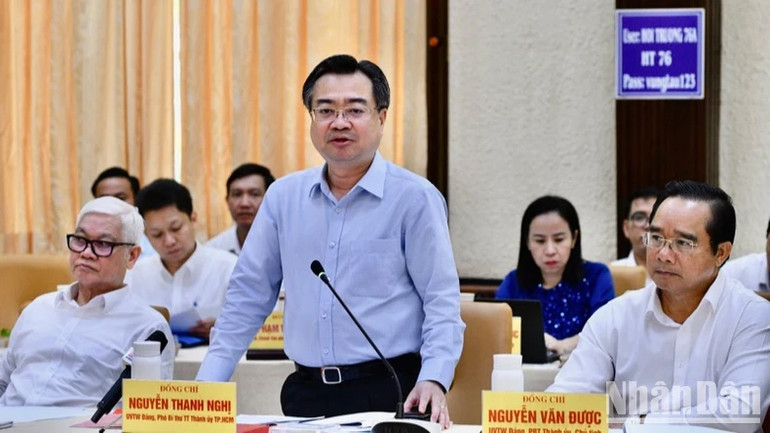 Phó Bí thư Thường trực Thành ủy Thành phố Hồ Chí Minh Nguyễn Thanh Nghị báo cáo tại Hội nghị. (Ảnh: THANH GIANG)