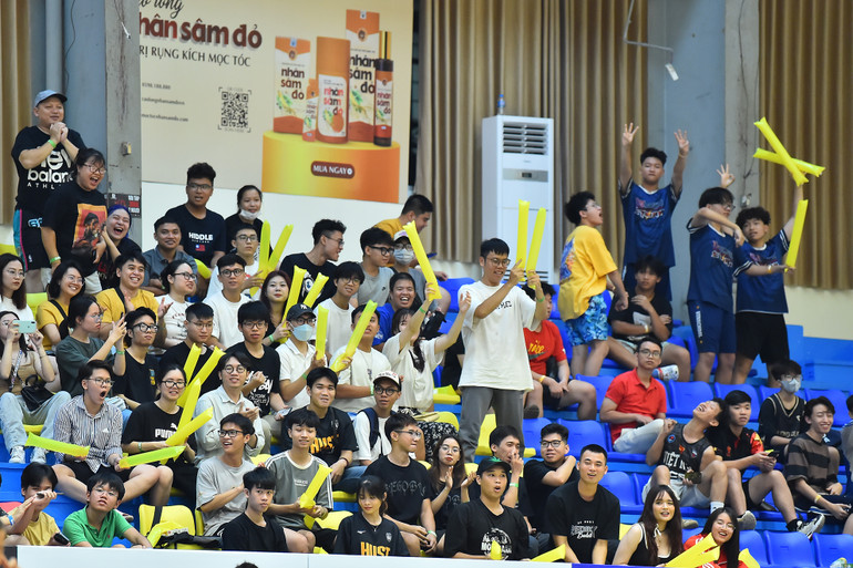 Niềm vui của của các cổ động viên Nha Trang Dolphins khi chứng kiến đội bóng thân yêu có màn trình diễn xuất thần trong hai hiệp cuối.