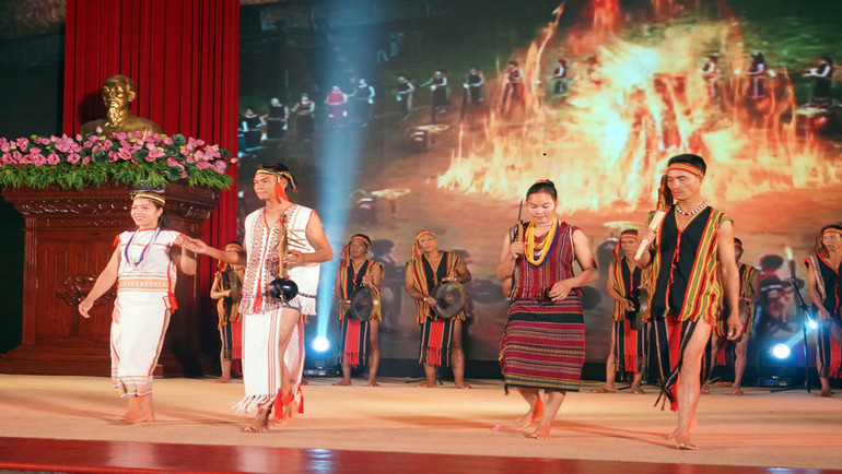 Trình diễn trang phục dân tộc Brâu và Rơ Măm.