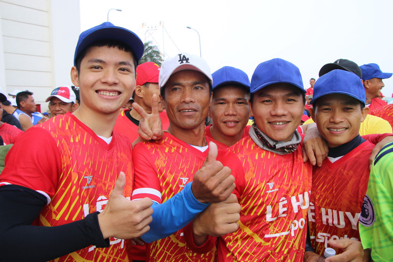 Niềm vui của các đội tham gia Giải đua thuyền truyền thống phường Nại Hiên Đông.