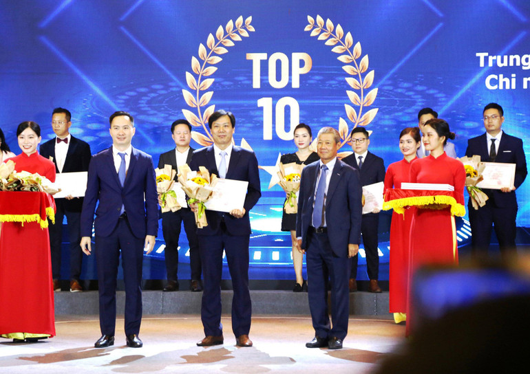 Ông Ngô Huy Chiến - Phó Giám đốc Trung tâm Sản xuất thiết bị đo điện tử Điện lực miền trung - nhận giải thưởng top 10 sản phẩm số tiềm năng.