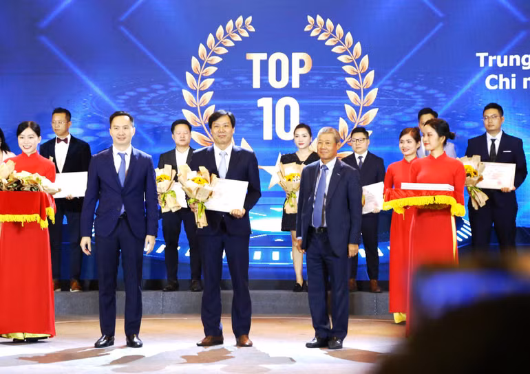 Ông Ngô Huy Chiến - Phó Giám đốc Trung tâm Sản xuất thiết bị đo điện tử Điện lực miền trung - nhận giải thưởng top 10 sản phẩm số tiềm năng.