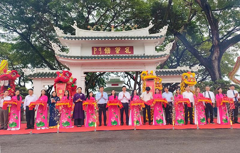 Đại biểu cắt băng khánh thành.