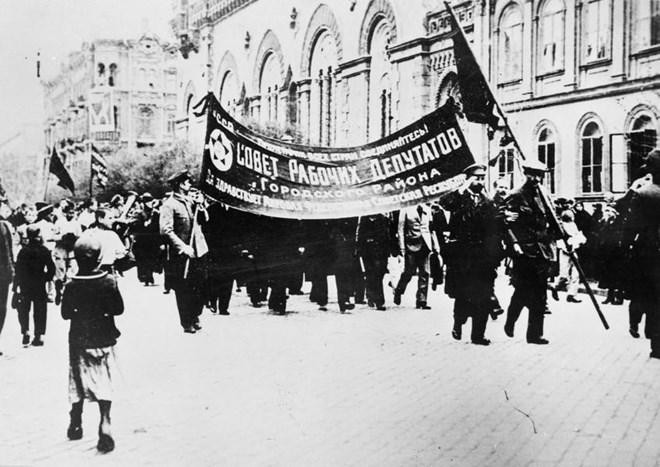 Nhân dân đổ về Quảng trường Kiev trong những ngày đầu Cách mạng năm 1917. (Ảnh: Tư liệu quốc tế/TTXVN phát)