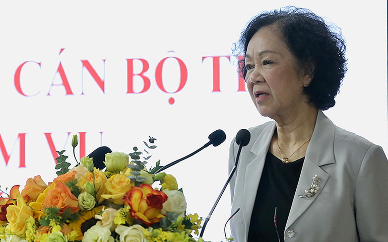 Đồng chí Trương Thị Mai truyền đạt chuyên đề “Xây dựng, phát triển đội ngũ cán bộ trẻ đáp ứng yêu cầu, nhiệm vụ trong giai đoạn mới”.