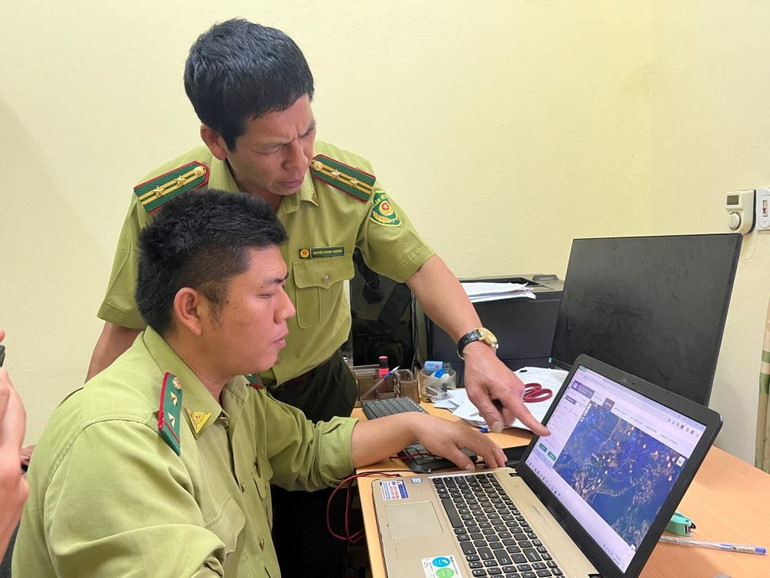 Kiểm lâm tỉnh Điện Biên kiểm tra trên hệ thống các điểm có nguy cơ cháy để chủ động thông tin đến địa bàn.
