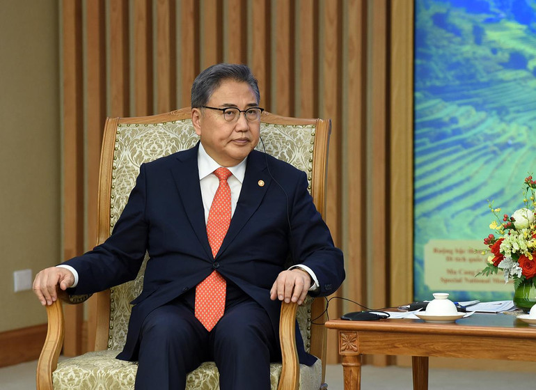 Tại cuộc gặp Thủ tướng Phạm Minh Chính, Bộ trưởng Ngoại giao Hàn Quốc Park Jin khẳng định Hàn Quốc coi Việt Nam là đối tác trọng tâm không chỉ trong chính sách đối với ASEAN mà còn trong chiến lược Ấn Độ Dương-Thái Bình Dương của Hàn Quốc.