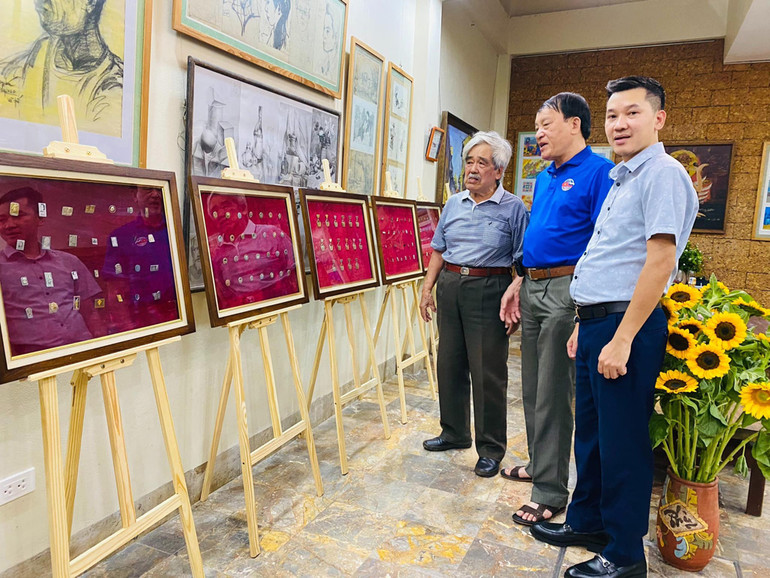 Ninh Văn Tiến trong buổi giới thiệu bộ sưu tập huy hiệu của mình.