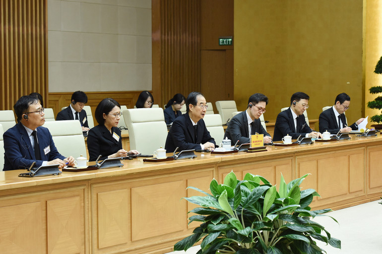 Thủ tướng Hàn Quốc Han Duck Soo và các thành viên trong đoàn cùng tham dự buổi tiếp.
