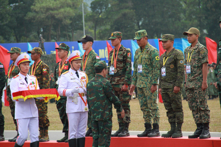 Đại diện Ban Tổ chức trao thưởng tặng các tuyển thủ đạt thành tích xuất sắc tại AARM-30.