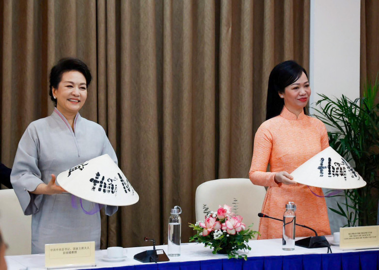 Phu nhân Chủ tịch nước Võ Văn Thưởng và Phu nhân Tổng Bí thư, Chủ tịch Trung Quốc Tập Cận Bình với món quà tặng của các sinh viên. Phu nhân Chủ tịch nước Võ Văn Thưởng và Phu nhân Tổng Bí thư, Chủ tịch Trung Quốc Tập Cận Bình với món quà tặng của các sinh viên.