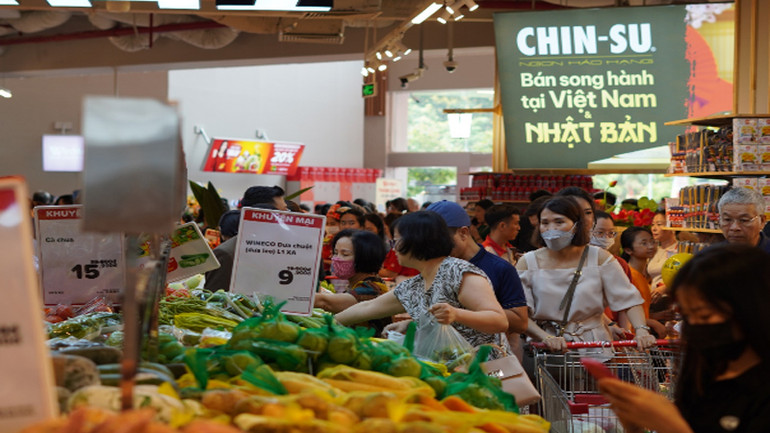Đông đảo khách hàng tới thăm quan, mua sắm trong ngày khai trương.