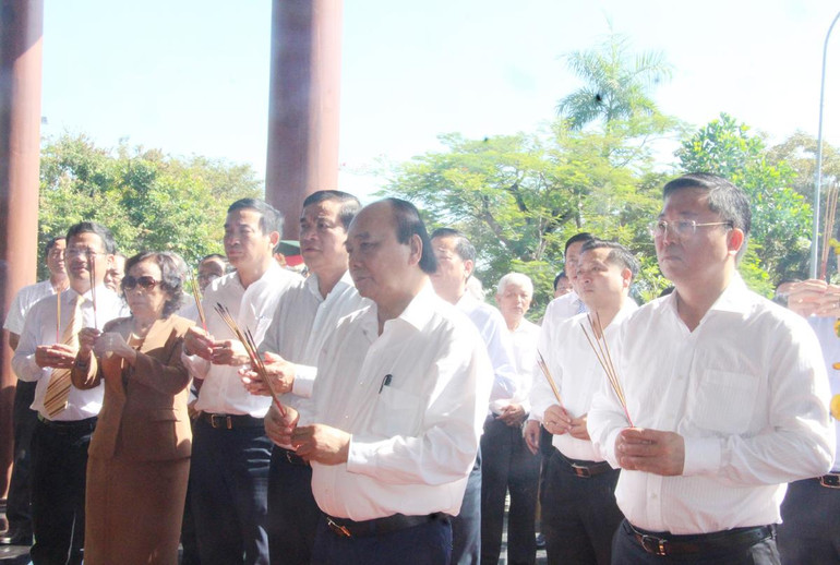 Chủ tịch nước Nguyễn Xuân Phúc dâng hương tưởng niệm tại Nhà bia ghi danh các anh hùng liệt sĩ xã Quế Phú.