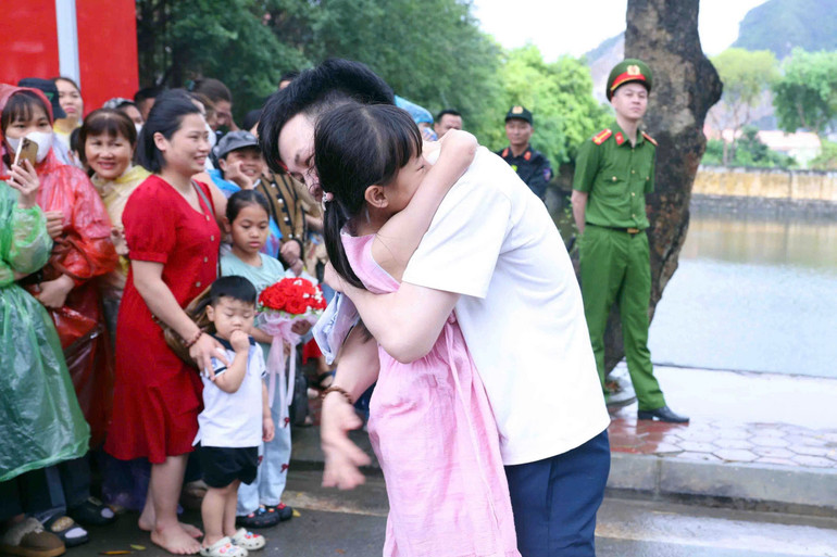 Niềm vui ngày về. (Ảnh: Kiên Phạm).