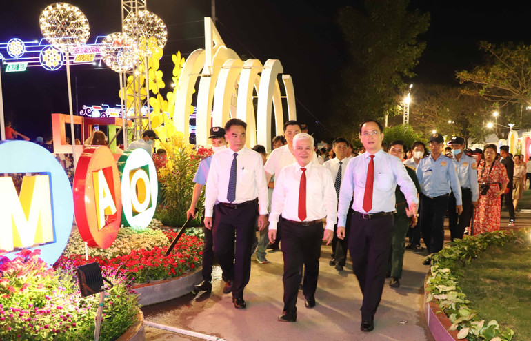 Lãnh đạo tỉnh Bình Dương tham quan Đường hoa Xuân.