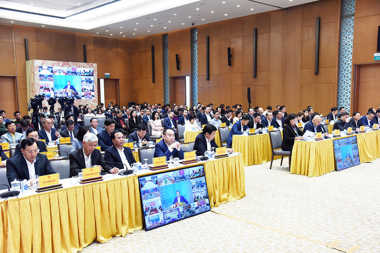 Các đại biểu tham dự tại đầu cầu trụ sở Chính phủ.