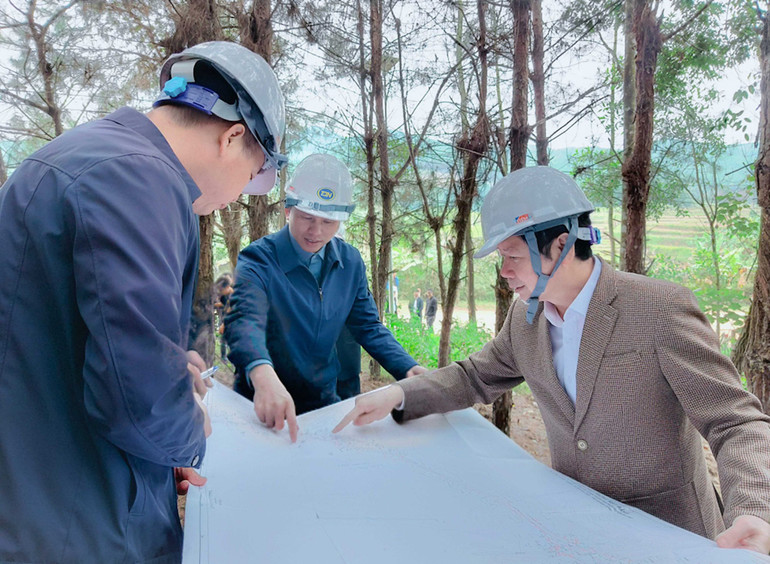 Lãnh đạo huyện Ba Chẽ thường xuyên đồng hành với doanh nghiệp, chủ đầu tư tháo gỡ khó khăn trong việc triển khai các dự án hạ tầng giao thông trên địa bàn. Lãnh đạo huyện Ba Chẽ thường xuyên đồng hành với doanh nghiệp, chủ đầu tư tháo gỡ khó khăn trong việc triển khai các dự án hạ tầng giao thông trên địa bàn.