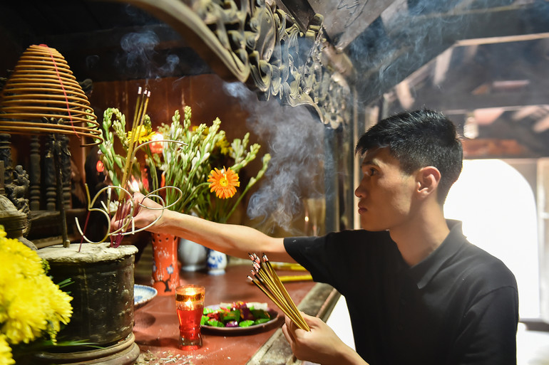 Theo tập “Di sản văn hóa làng Yên”, gian giữa của Cầu là gian thờ “Thần linh”. Trên bức hoành phi ghi 3 chữ “Kính như tại”; nghĩa là kính thần như thấy thần tại đây. Hai bên có 2 câu đối làm bằng gỗ có khắc chữ: “Hùng trấn nhất phương tư địa mạch/mạc phù hạp hảnh gián xuân phong”, có nghĩa là: Thần trấn giữ nơi này, mang lại điều tốt lành cho dân. Theo tập “Di sản văn hóa làng Yên”, gian giữa của Cầu là gian thờ “Thần linh”. Trên bức hoành phi ghi 3 chữ “Kính như tại”; nghĩa là kính thần như thấy thần tại đây. Hai bên có 2 câu đối làm bằng gỗ có khắc chữ: “Hùng trấn nhất phương tư địa mạch/mạc phù hạp hảnh gián xuân phong”, có nghĩa là: Thần trấn giữ nơi này, mang lại điều tốt lành cho dân.