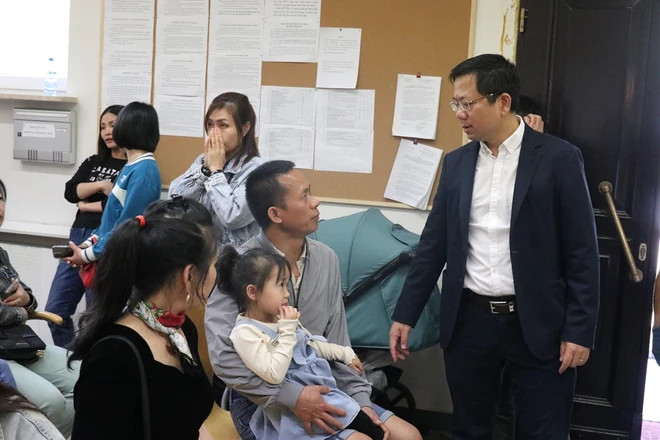 Đại sứ Việt Nam tại Ba Lan Hà Hoàng Hải thăm hỏi bà con đến nộp hồ sơ xin cấp lại giấy tờ. (Ảnh: TTXVN phát)